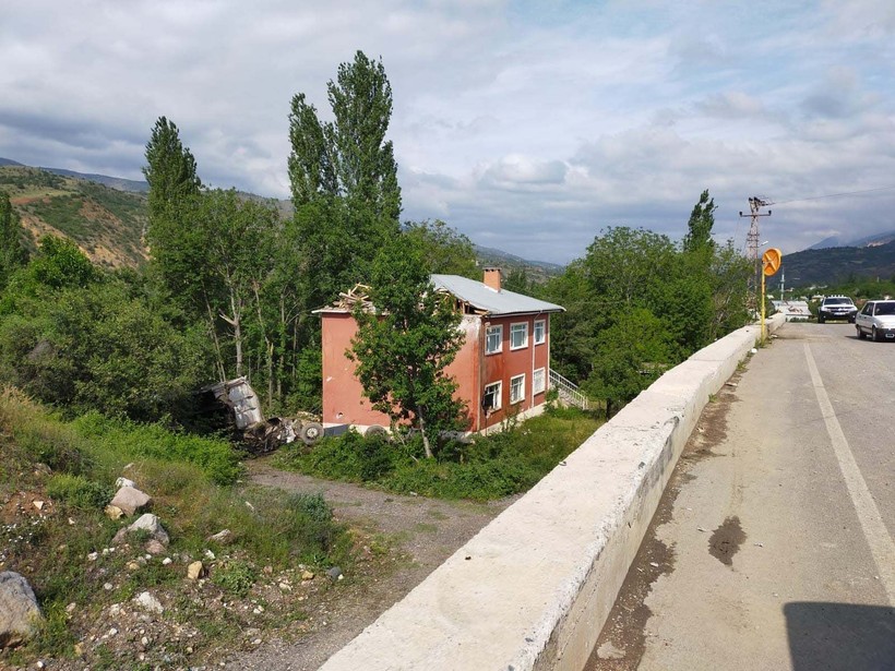 Sivas'ta bir garip ev! Üzerine sürekli kamyon ve tır uçuyor - Resim: 8
