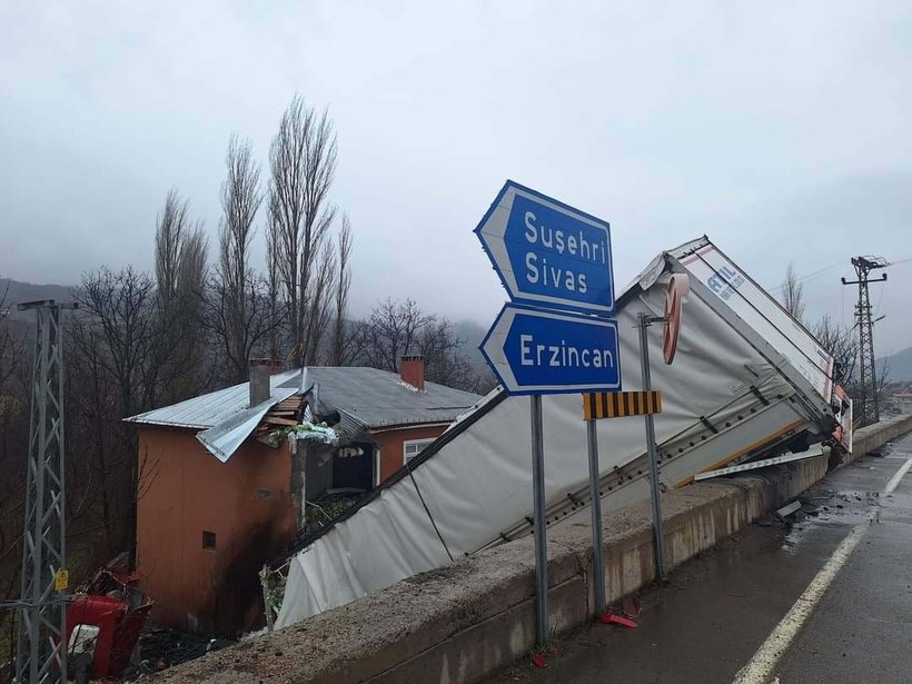 Sivas'ta bir garip ev! Üzerine sürekli kamyon ve tır uçuyor - Resim: 5