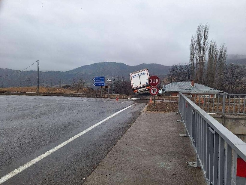 Sivas'ta bir garip ev! Üzerine sürekli kamyon ve tır uçuyor - Resim: 3