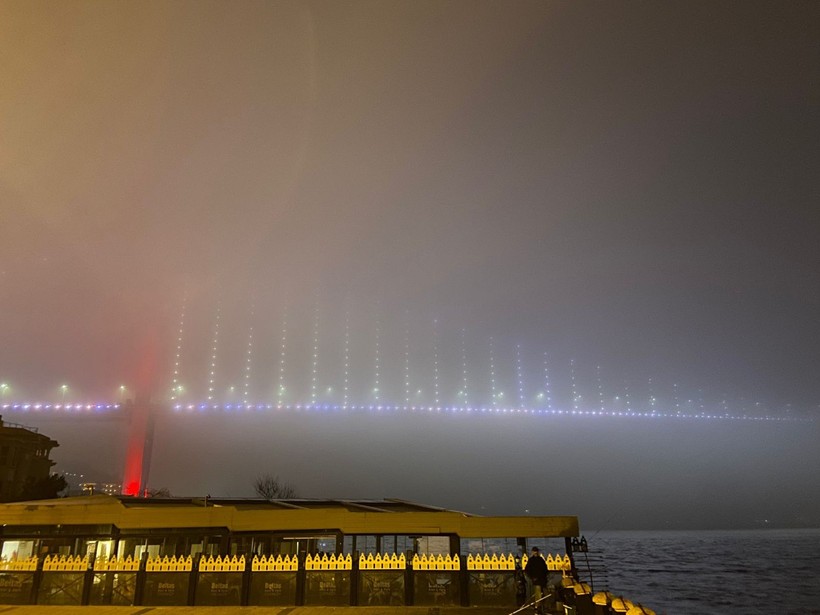 İstanbul'da yoğun sis: Köprüler görünmez halde, araç sürücüleri ilerlemekte zorlanıyor - Resim: 6