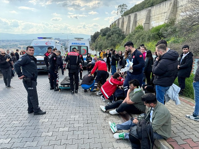 Aydın'ın Efeler ilçesinde halk otobüsünün devrilmesi sonucu 28 kişi yaralandı - Resim: 1