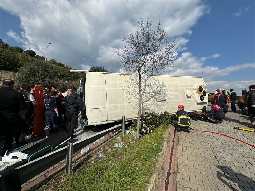 Aydın'ın Efeler ilçesinde halk otobüsünün devrilmesi sonucu 28 kişi yaralandı - Resim: 4