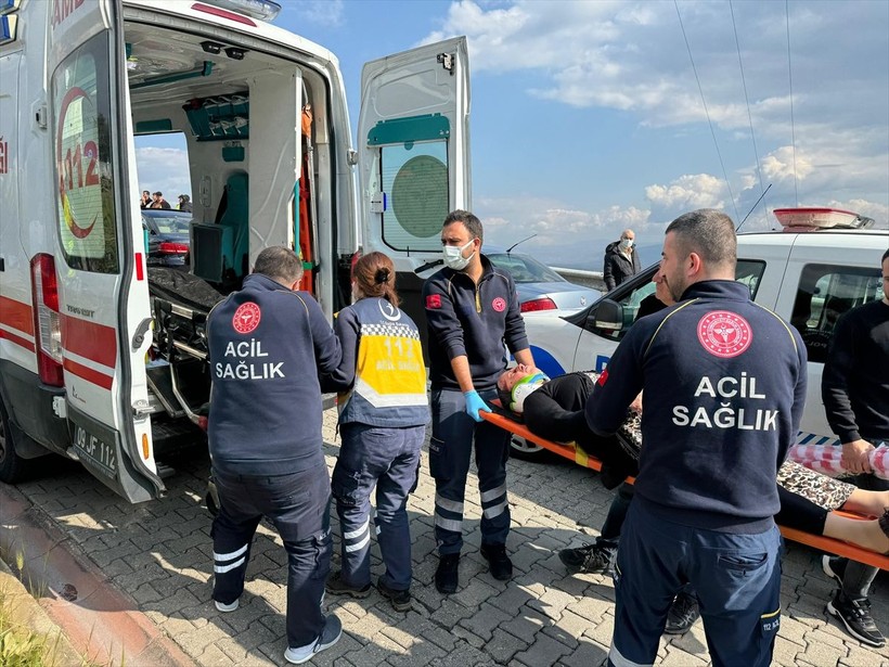 Aydın'ın Efeler ilçesinde halk otobüsünün devrilmesi sonucu 28 kişi yaralandı - Resim: 5