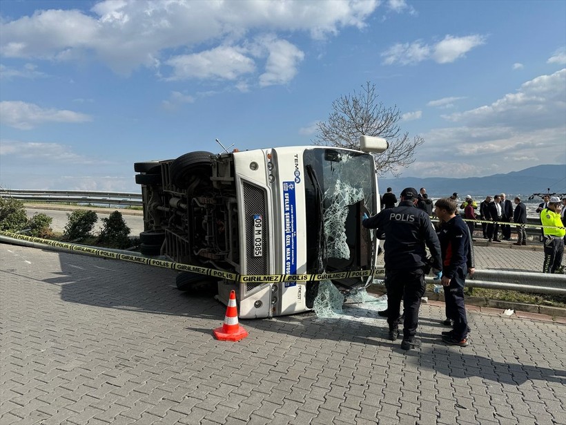 Aydın'ın Efeler ilçesinde halk otobüsünün devrilmesi sonucu 28 kişi yaralandı - Resim: 7