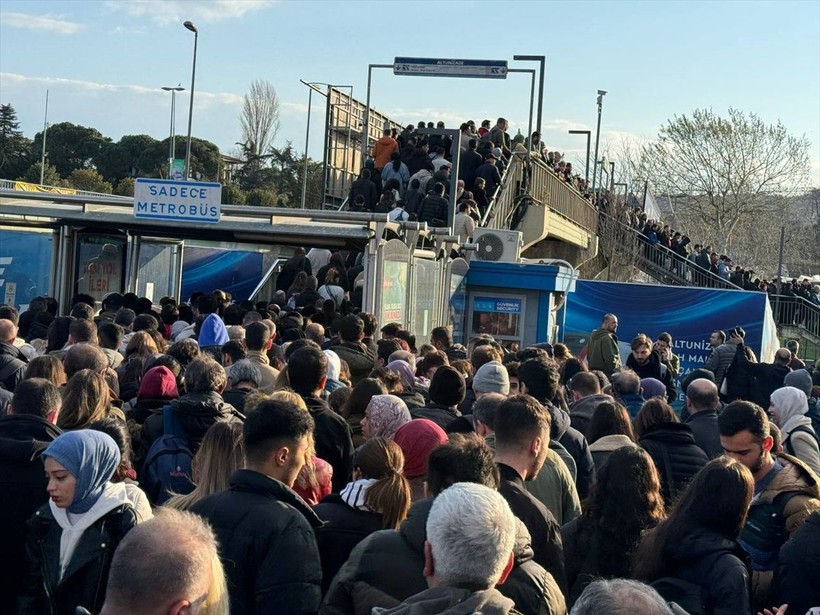 İstanbullunun bitmek bilmeyen ızdırabı! Altunizade'de metrobüs arızalandı, kuyruğun sonu görünmüyor - Resim: 3
