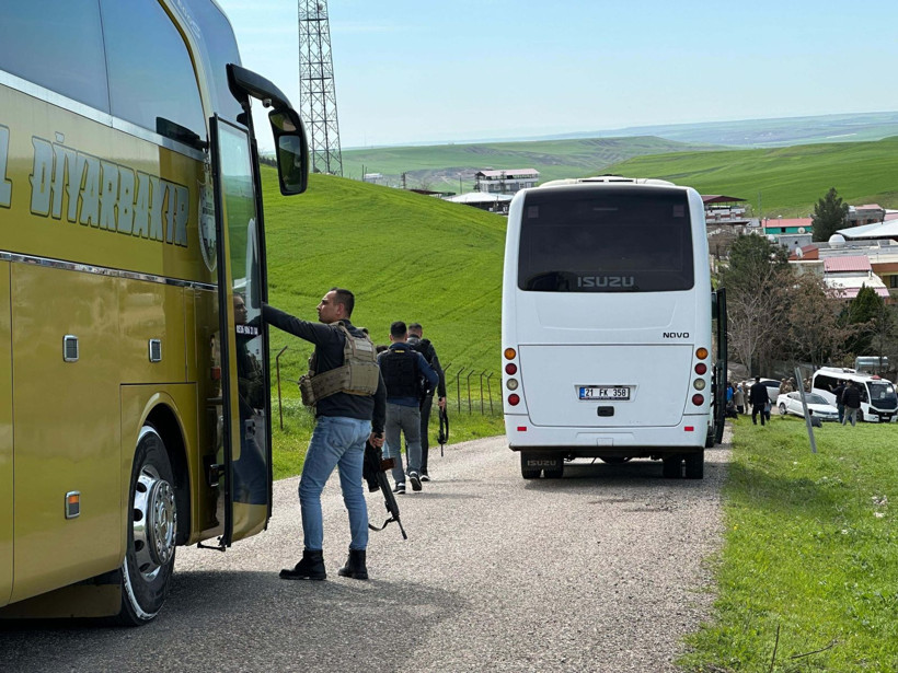 Diyarbakır'da muhtarlık kavgasında kan aktı! Taş, silah ve sopayla saldırdılar - Resim: 2