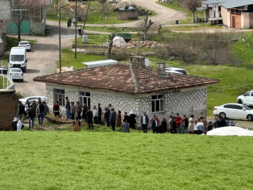 Diyarbakır'da muhtarlık kavgasında kan aktı! Taş, silah ve sopayla saldırdılar - Resim: 8