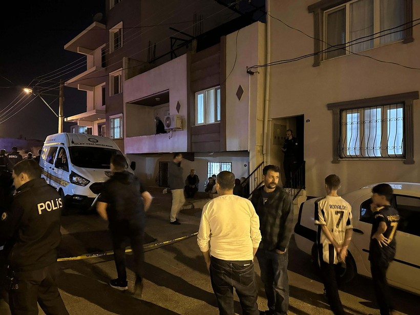 İzmir’de baba vahşeti: Eşi barışmayı kabul etmeyince 2 çocuğu ile kendisini vurdu: 1 ölü, 2 yaralı - Resim: 1