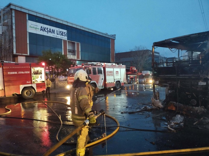 Ümraniye gözlerini alevlere açtı! 2 yolcu otobüsü alev alev yandı - Resim: 3