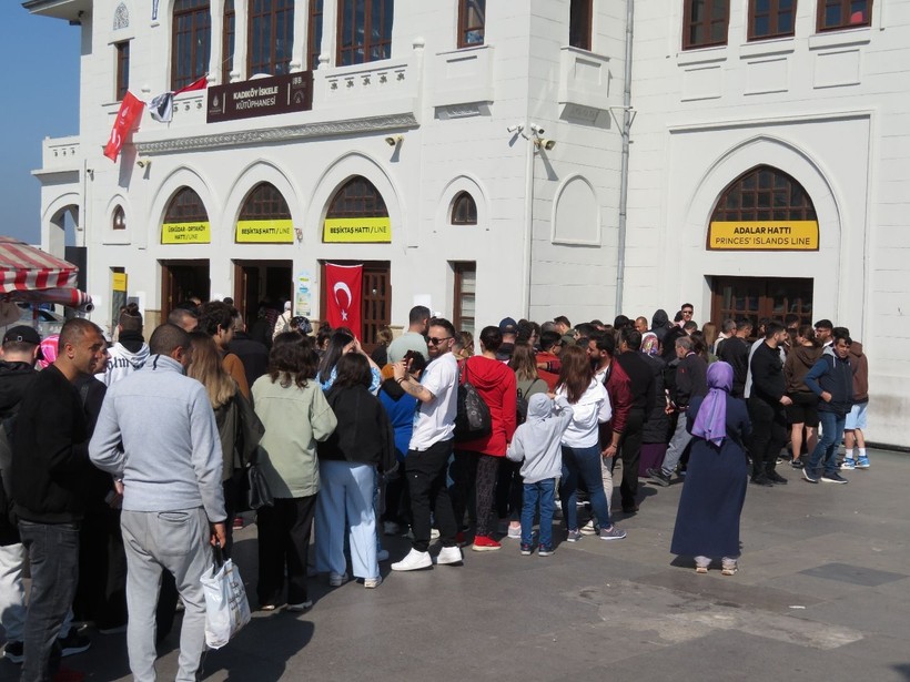 İstanbul'da Adalar'a gitmek isteyenler iskelelerde uzun kuyruklar oluşturdu - Resim: 2