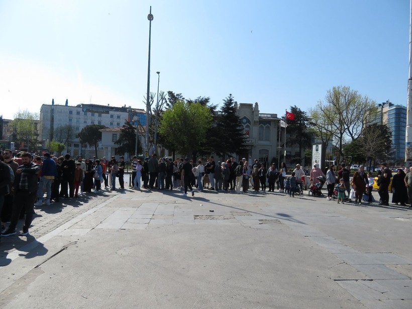 İstanbul'da Adalar'a gitmek isteyenler iskelelerde uzun kuyruklar oluşturdu - Resim: 5