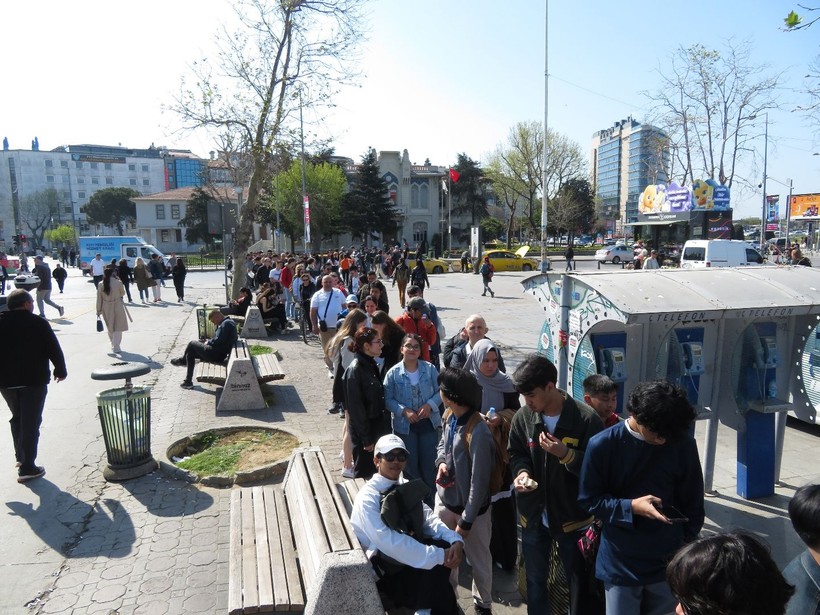 İstanbul'da Adalar'a gitmek isteyenler iskelelerde uzun kuyruklar oluşturdu - Resim: 11