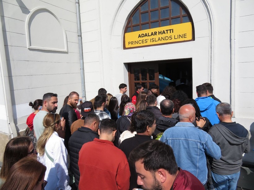 İstanbul'da Adalar'a gitmek isteyenler iskelelerde uzun kuyruklar oluşturdu - Resim: 12