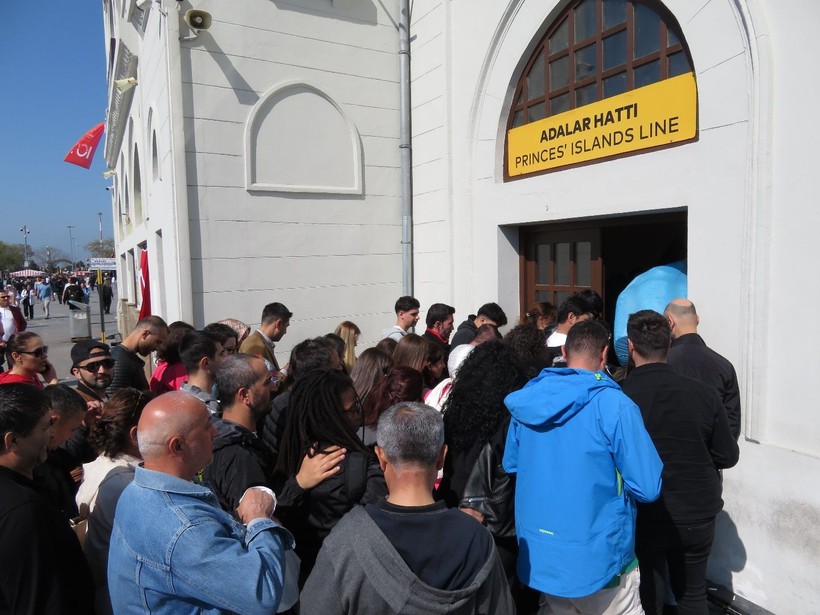 İstanbul'da Adalar'a gitmek isteyenler iskelelerde uzun kuyruklar oluşturdu - Resim: 13