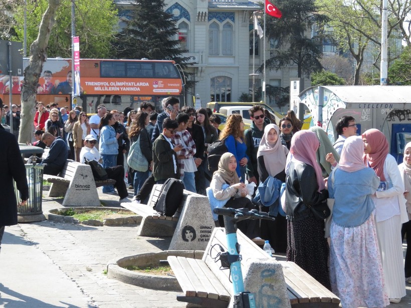 İstanbul'da Adalar'a gitmek isteyenler iskelelerde uzun kuyruklar oluşturdu - Resim: 1