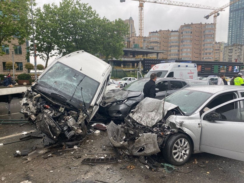 Beşiktaş'ta zincirleme kaza! 8 araç birbirine girdi: Çok sayıda yaralı var - Resim: 8