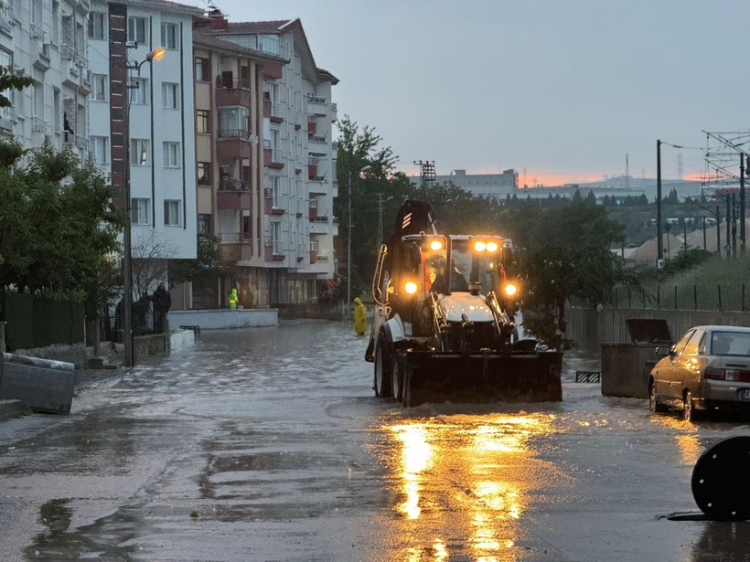 Ankara'da şiddetli yağış; yollar çöktü, araçlar, ev ve iş yerleri hasar gördü - Resim: 6