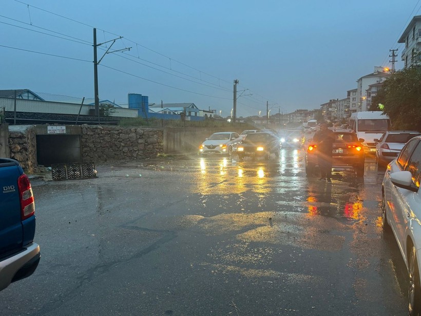 Ankara'da şiddetli yağış; yollar çöktü, araçlar, ev ve iş yerleri hasar gördü - Resim: 7