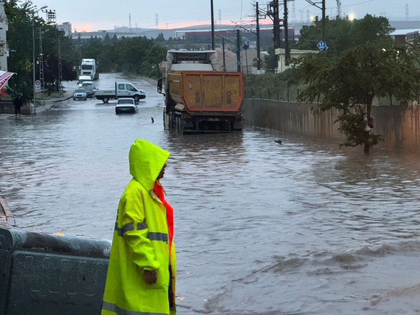 Ankara'da şiddetli yağış; yollar çöktü, araçlar, ev ve iş yerleri hasar gördü - Resim: 2