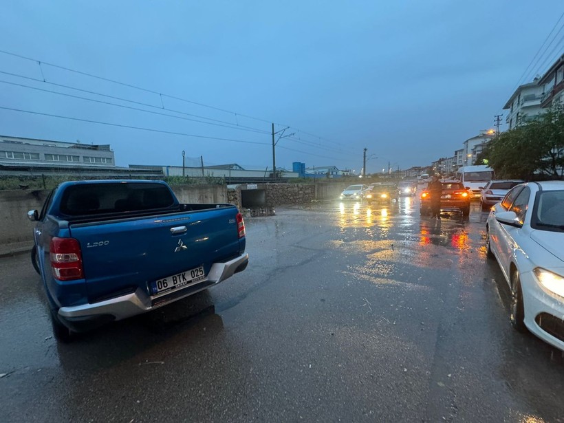 Ankara'da şiddetli yağış; yollar çöktü, araçlar, ev ve iş yerleri hasar gördü - Resim: 5