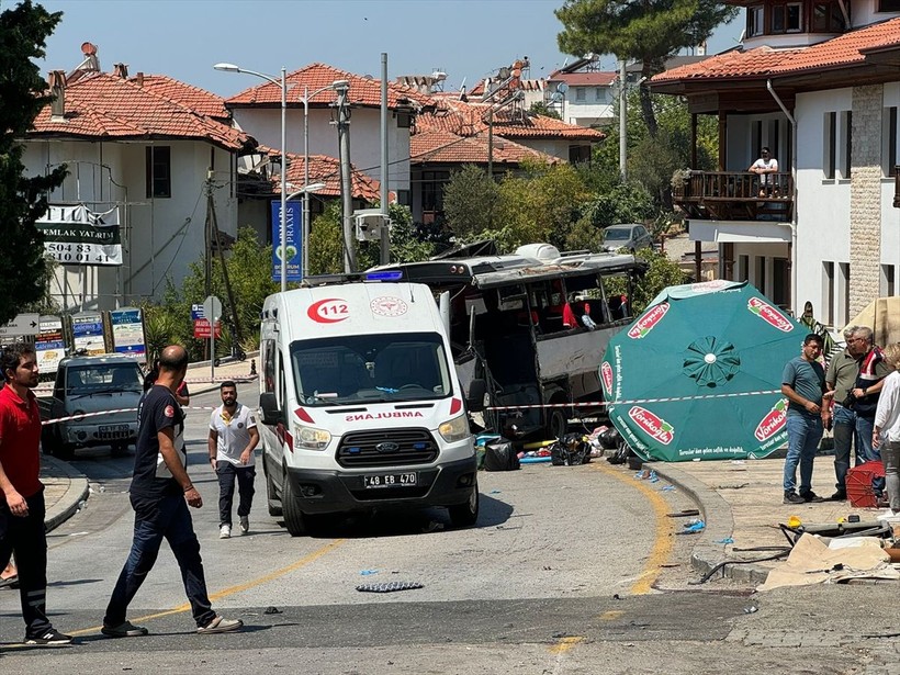 Muğla'da can pazarı! Günübirlik tatilcileri taşıyan tur otobüsünün freni patladı: 2 ölü, 32 yaralı - Resim: 18