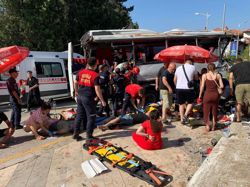 Muğla'da can pazarı! Günübirlik tatilcileri taşıyan tur otobüsünün freni patladı: 2 ölü, 32 yaralı - Resim: 8
