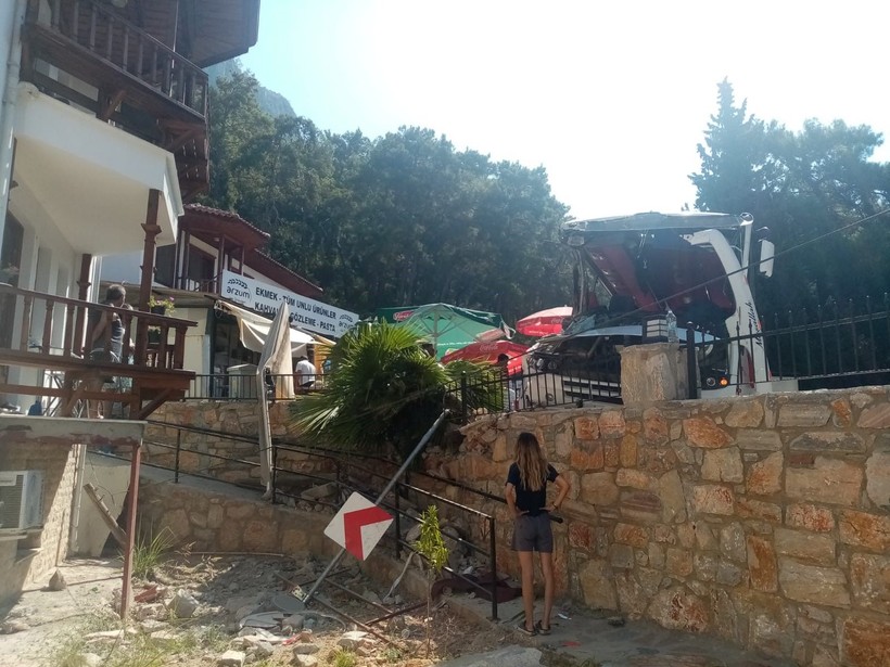 Muğla'da can pazarı! Günübirlik tatilcileri taşıyan tur otobüsünün freni patladı: 2 ölü, 32 yaralı - Resim: 7