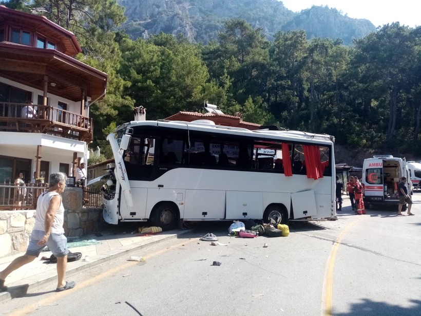 Muğla'da can pazarı! Günübirlik tatilcileri taşıyan tur otobüsünün freni patladı: 2 ölü, 32 yaralı - Resim: 6
