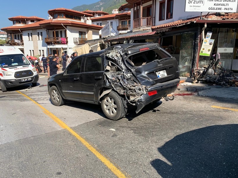 Muğla'da can pazarı! Günübirlik tatilcileri taşıyan tur otobüsünün freni patladı: 2 ölü, 32 yaralı - Resim: 3