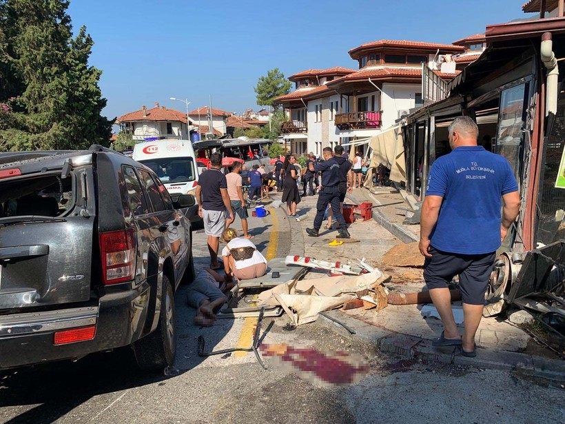 Muğla'da can pazarı! Günübirlik tatilcileri taşıyan tur otobüsünün freni patladı: 2 ölü, 32 yaralı - Resim: 2