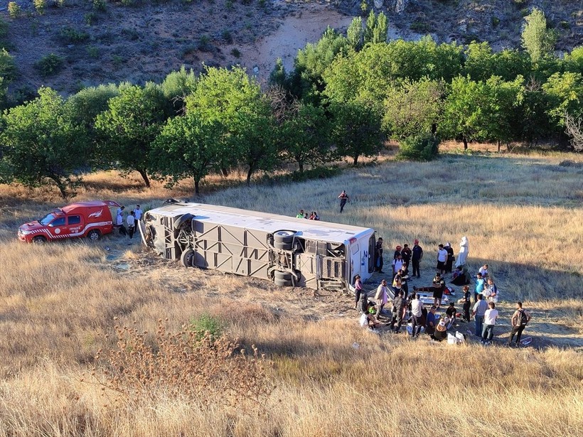 Malatya'da yolcu otobüsü şarampole devrildi: 22 yaralı - Resim: 3