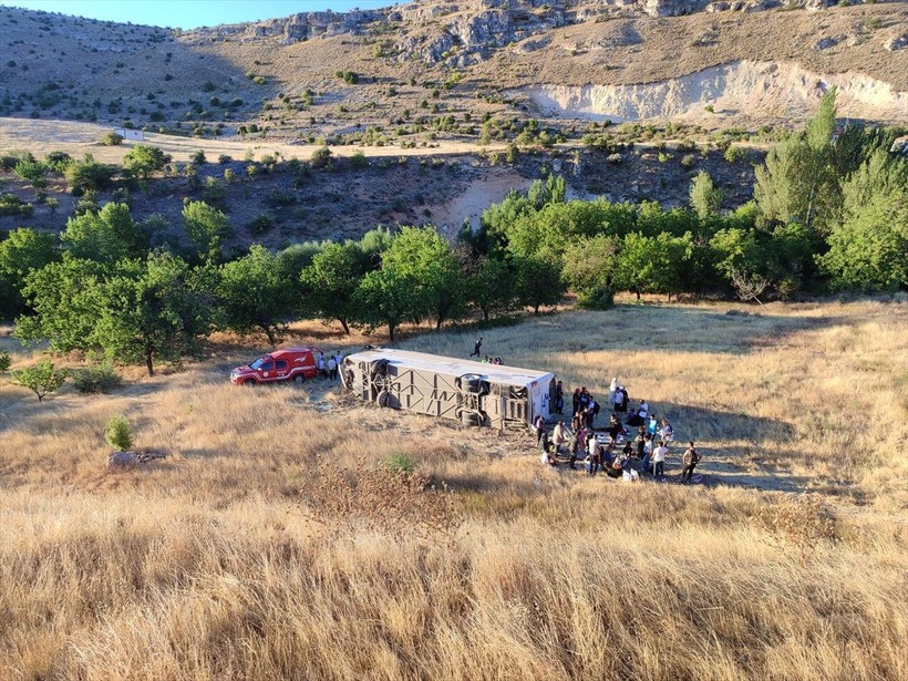 Malatya'da yolcu otobüsü şarampole devrildi: 22 yaralı - Resim: 4