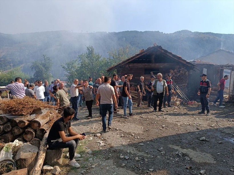 Kastamonu'da yangın faciası! 3 ev küle döndü, 1 kişi hayatını kaybetti! - Resim: 2