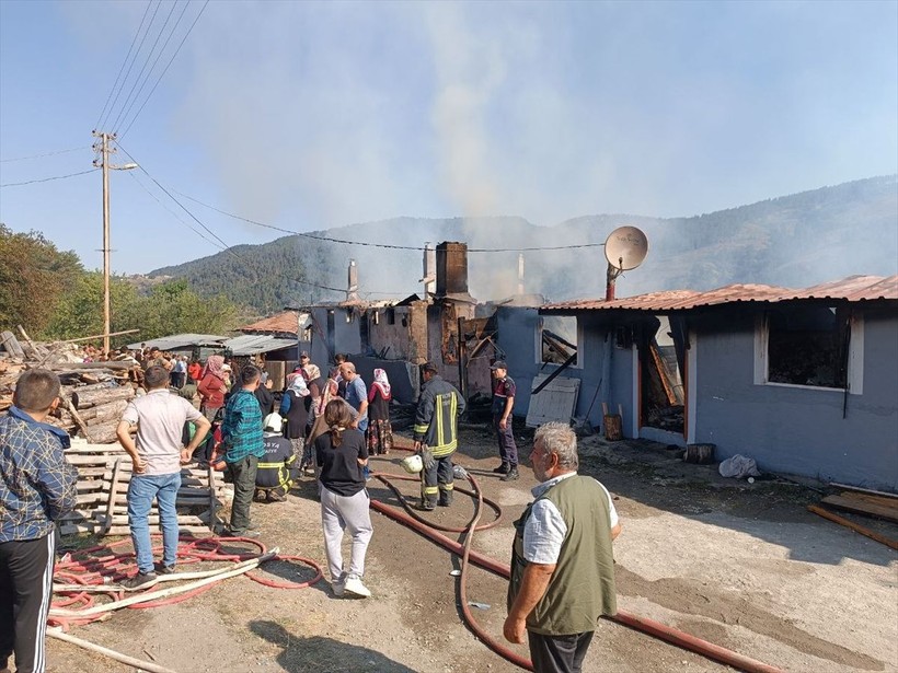 Kastamonu'da yangın faciası! 3 ev küle döndü, 1 kişi hayatını kaybetti! - Resim: 3