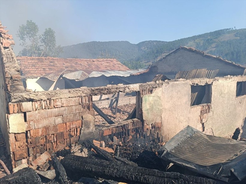 Kastamonu'da yangın faciası! 3 ev küle döndü, 1 kişi hayatını kaybetti! - Resim: 6
