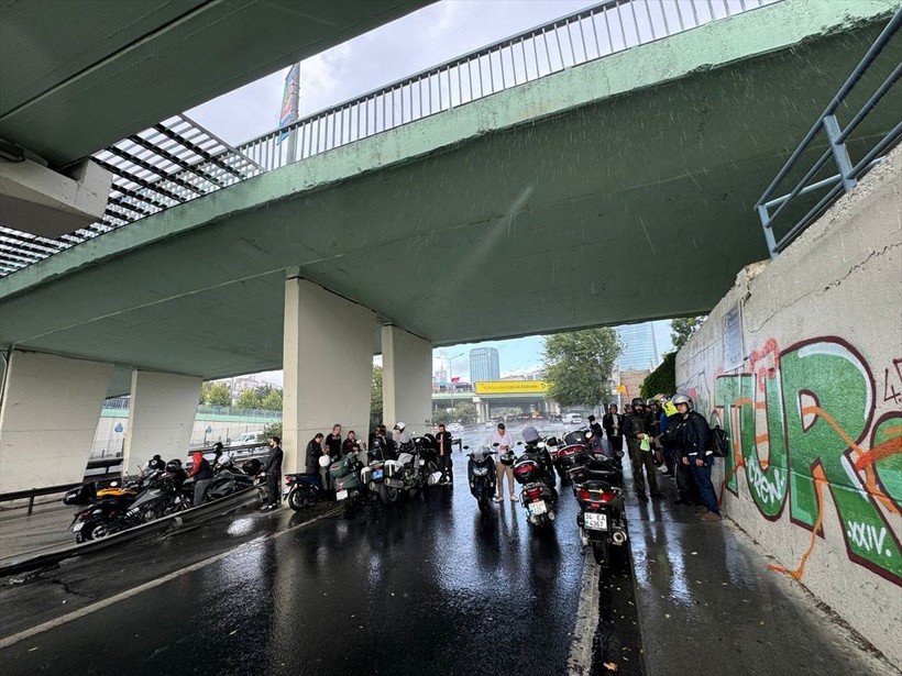 İstanbul'da sağanak etkili oldu! Bazı yollar göle döndü - Resim: 8
