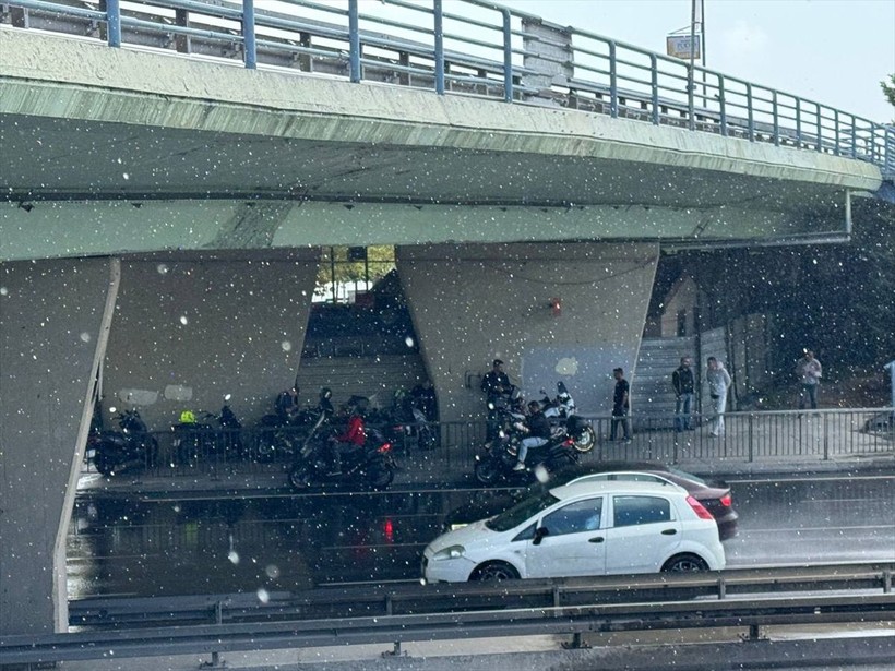 İstanbul'da sağanak etkili oldu! Bazı yollar göle döndü - Resim: 9