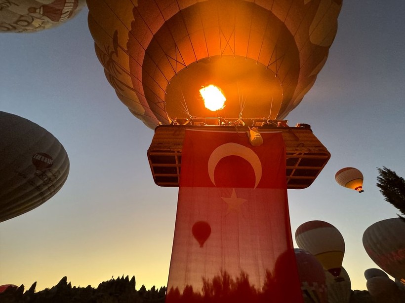 Kapadokya'da balonlar Türk bayraklarıyla uçtu - Resim: 8