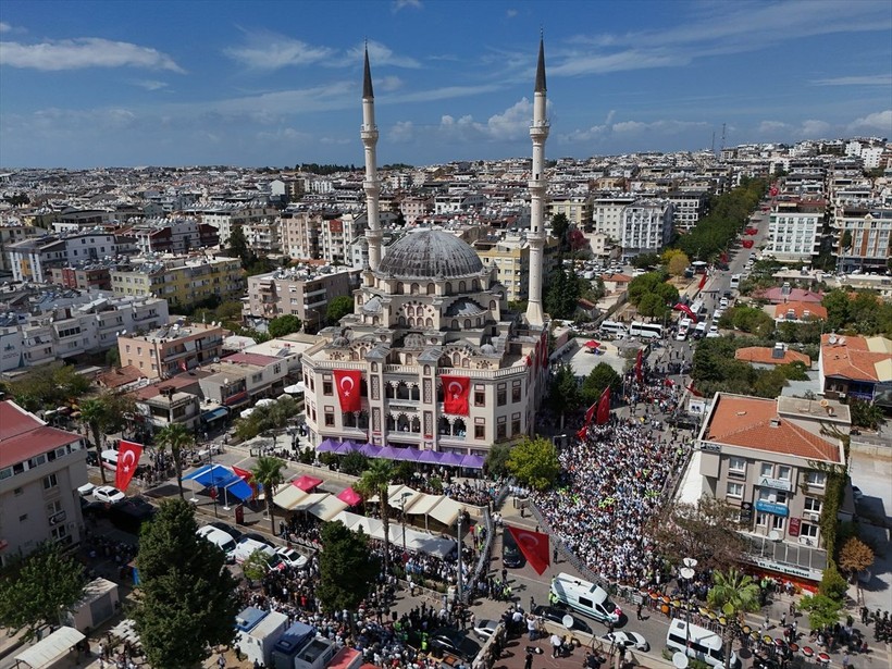 İsrail askerlerince öldürülen Ayşenur Ezgi Eygi, son yolculuğuna uğurlandı - Resim: 9