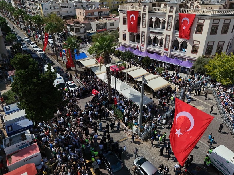 İsrail askerlerince öldürülen Ayşenur Ezgi Eygi, son yolculuğuna uğurlandı - Resim: 13