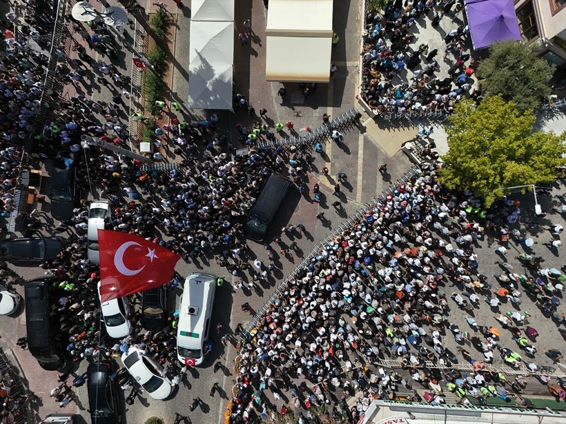 İsrail askerlerince öldürülen Ayşenur Ezgi Eygi, son yolculuğuna uğurlandı - Resim: 14