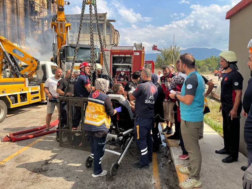 Sakarya'da makarna fabrikasında patlama! 2'si ağır 21 işçi yaralandı - Resim: 6