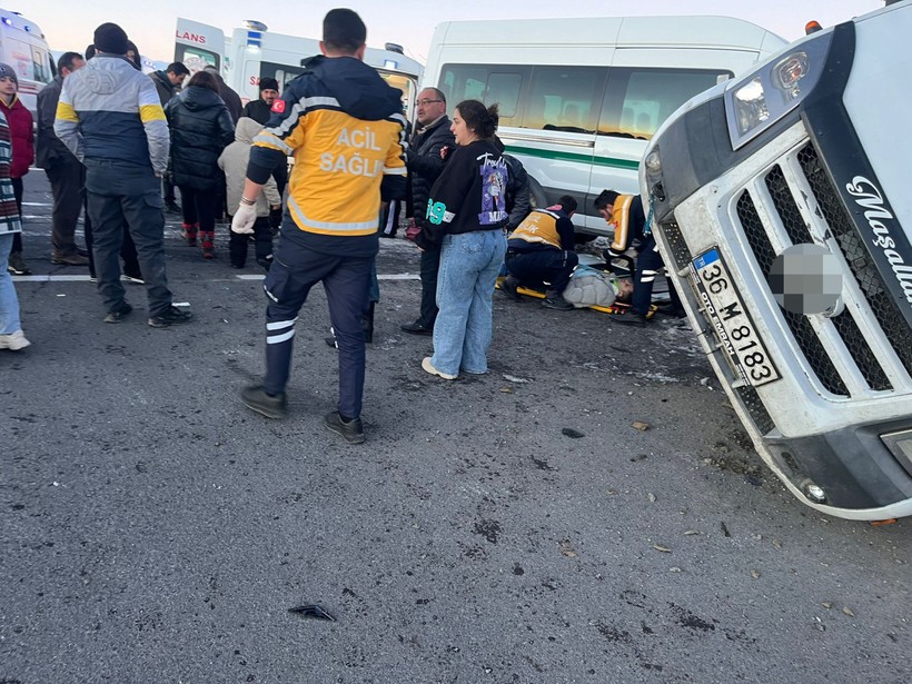 Kars’ta iki minibüs çarpıştı: 13 yaralı - Resim : 1