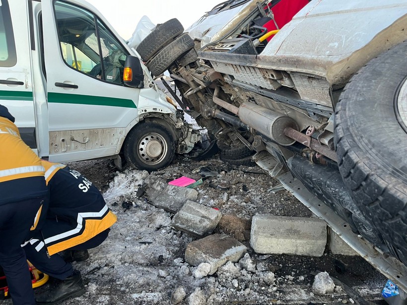 Kars’ta iki minibüs çarpıştı: 13 yaralı - Resim : 2