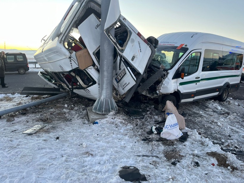 Kars’ta iki minibüs çarpıştı: 13 yaralı - Resim : 3