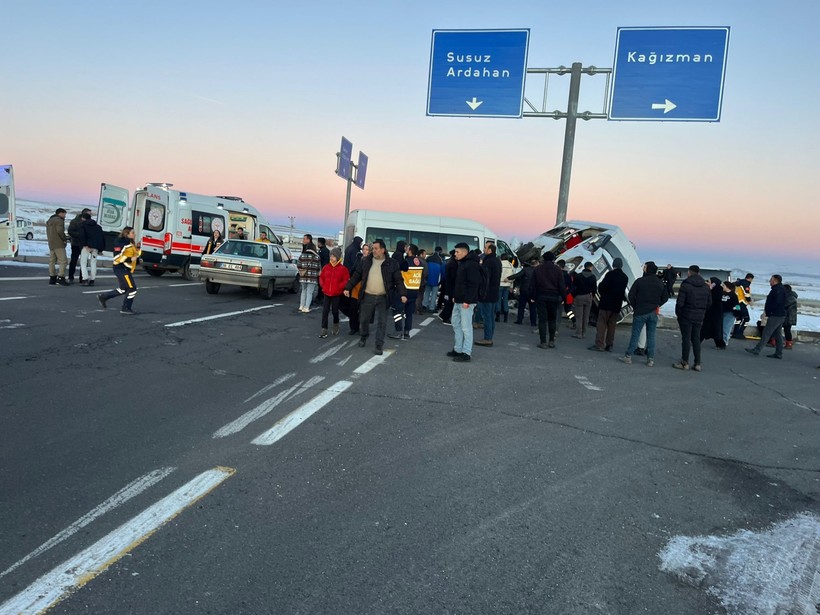 Kars’ta iki minibüs çarpıştı: 13 yaralı - Resim : 4