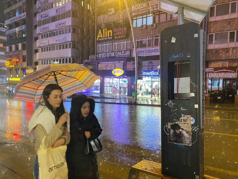 Ankara'da dolu yağışı hayatı olumsuz etkiledi - Resim : 1