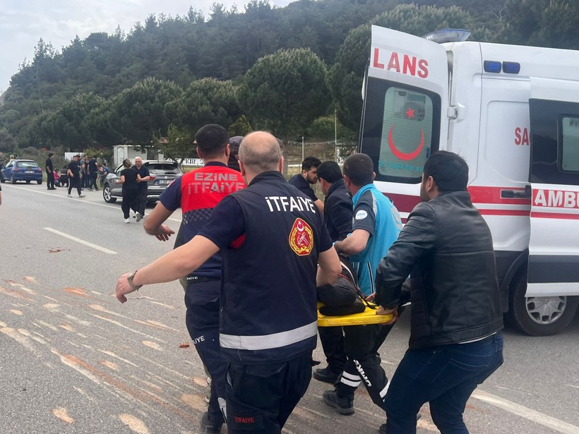 Çanakkale'de yolcu otobüsü tomruk kamyonu otomobil kazaya karıştı: Çok sayıda ölü ve yaralı var - Resim : 1