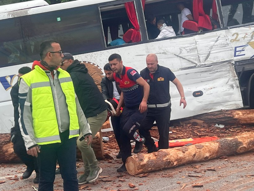Çanakkale'de yolcu otobüsü tomruk kamyonu otomobil kazaya karıştı: Çok sayıda ölü ve yaralı var - Resim : 5