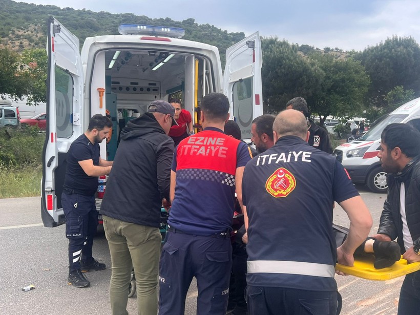 Çanakkale'de yolcu otobüsü tomruk kamyonu otomobil kazaya karıştı: Çok sayıda ölü ve yaralı var - Resim : 6